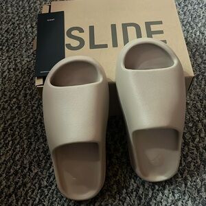 yeezy slides “pure” re release 2021. size 7 women’s